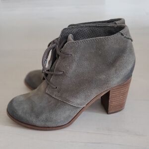 Tom's soft suede olive green/Grey great wood heel, lace up bootie sz.6.5